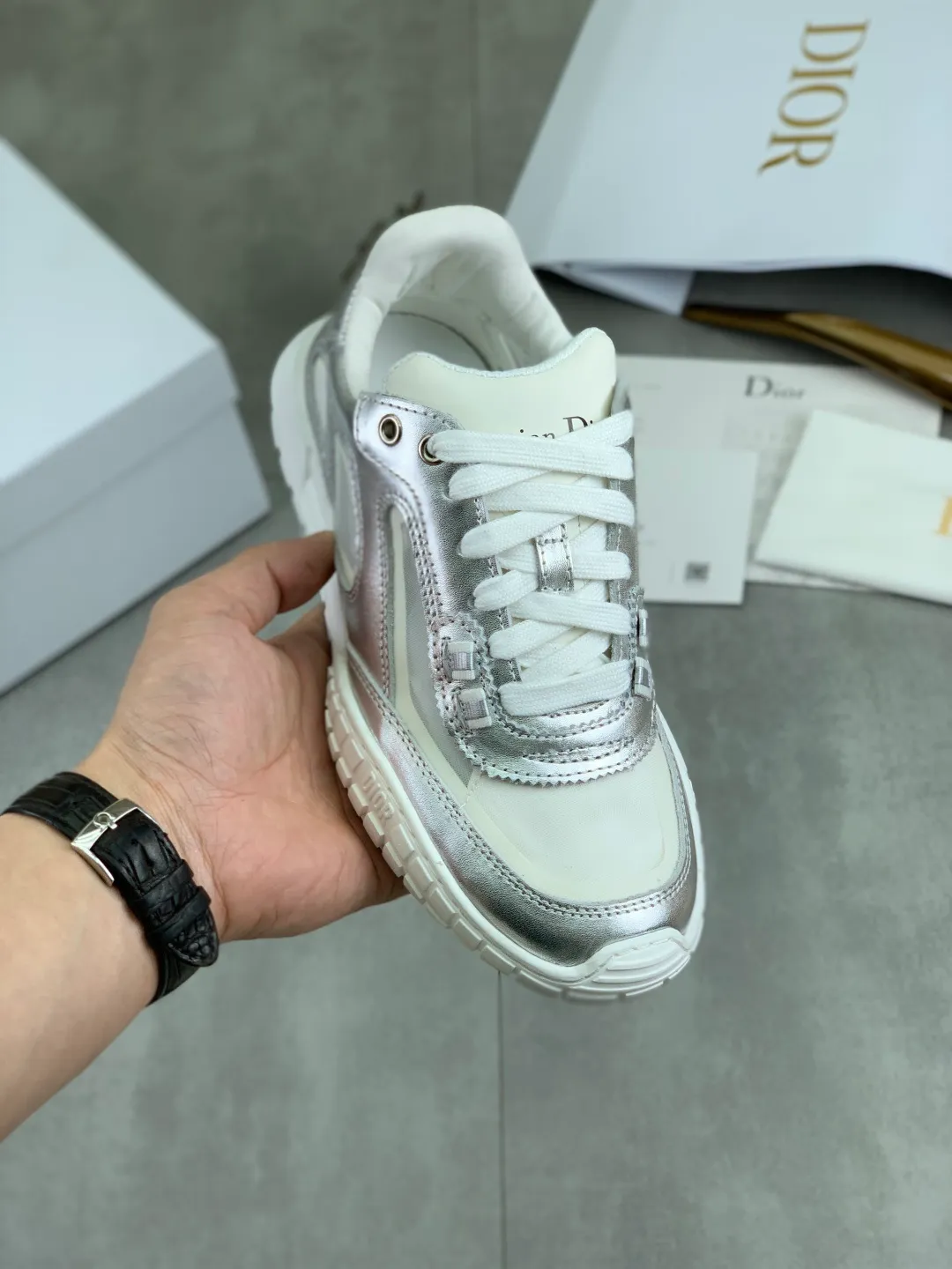 Men's men's shoes P520 new Dior Tech sneakers 2026 early spring series new products, with fashionable details, highlighting retro aesthetics. The light beige anti-suede cow leather upper is spliced ​​with apricot transparent mesh fabric on the side. The upper window edge is adhered with high-frequency flat ironing and back-pressure. It replicates the original craftsmanship, making it beautiful and comfortable without falling off. The interior is made of sheep lining of the same color, which is soft and comfortable. The heel and tongue are embellished with the Paris logo. The textured TPU soles with the same color logo. The high-end version is exquisitely packaged, adding a high-end style.  Code number: 35-46